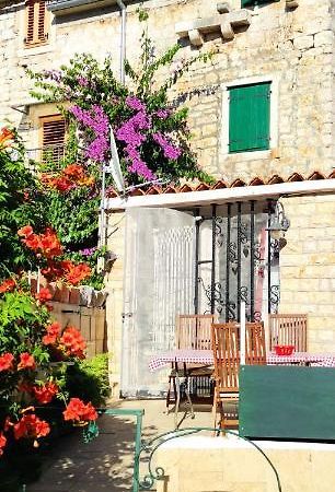Apartment Alena With Terrace And Garden Center Jelsa Jelsa  Extérieur photo