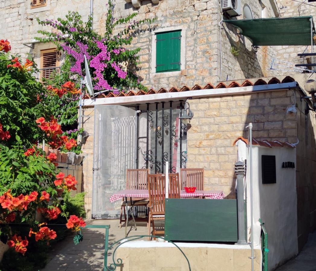Apartment Alena With Terrace And Garden Center Jelsa Jelsa  Extérieur photo