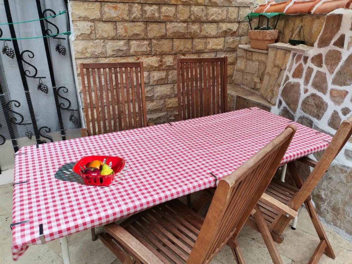 Apartment Alena With Terrace And Garden Center Jelsa Jelsa  Extérieur photo