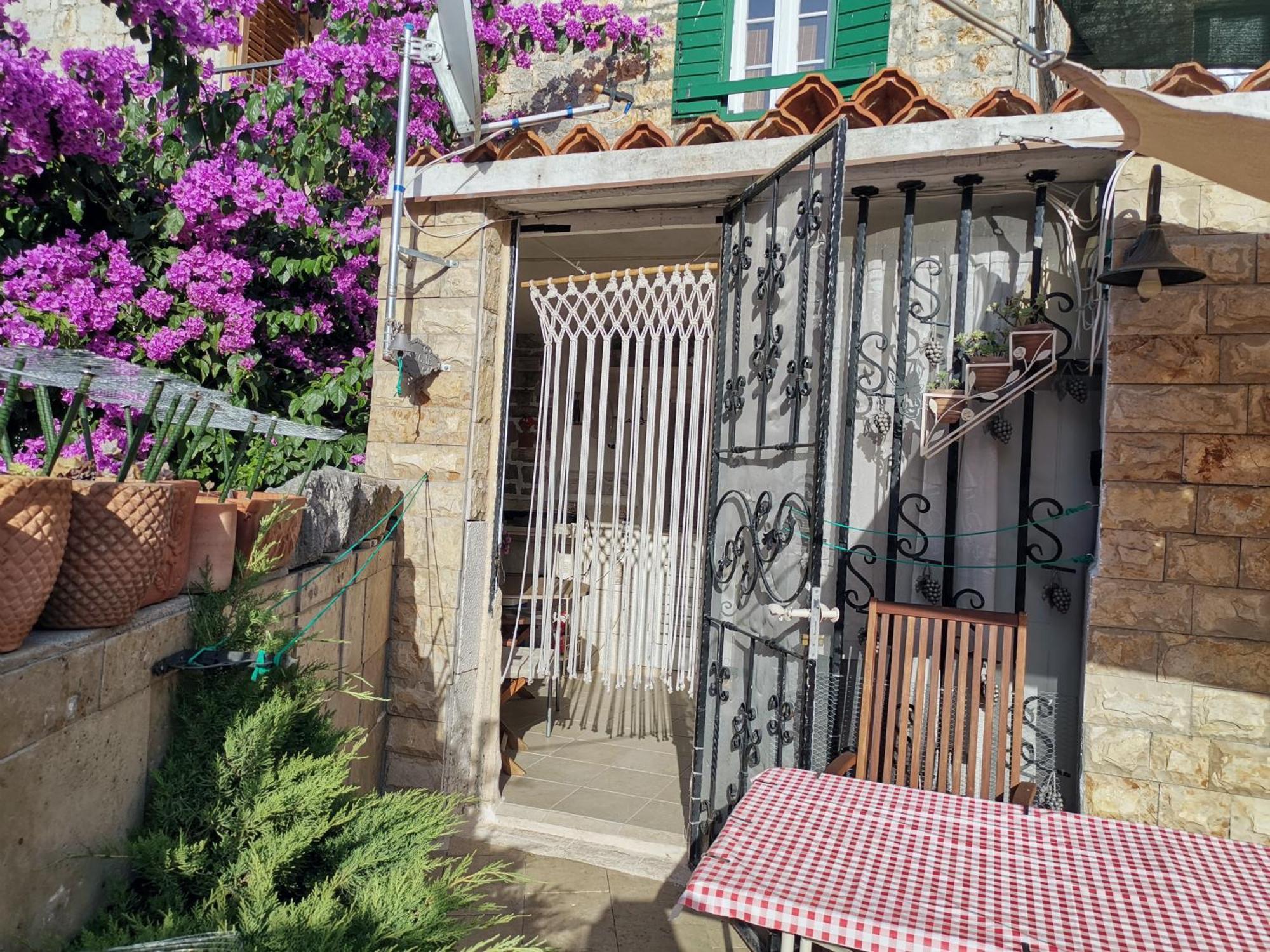 Apartment Alena With Terrace And Garden Center Jelsa Jelsa  Extérieur photo